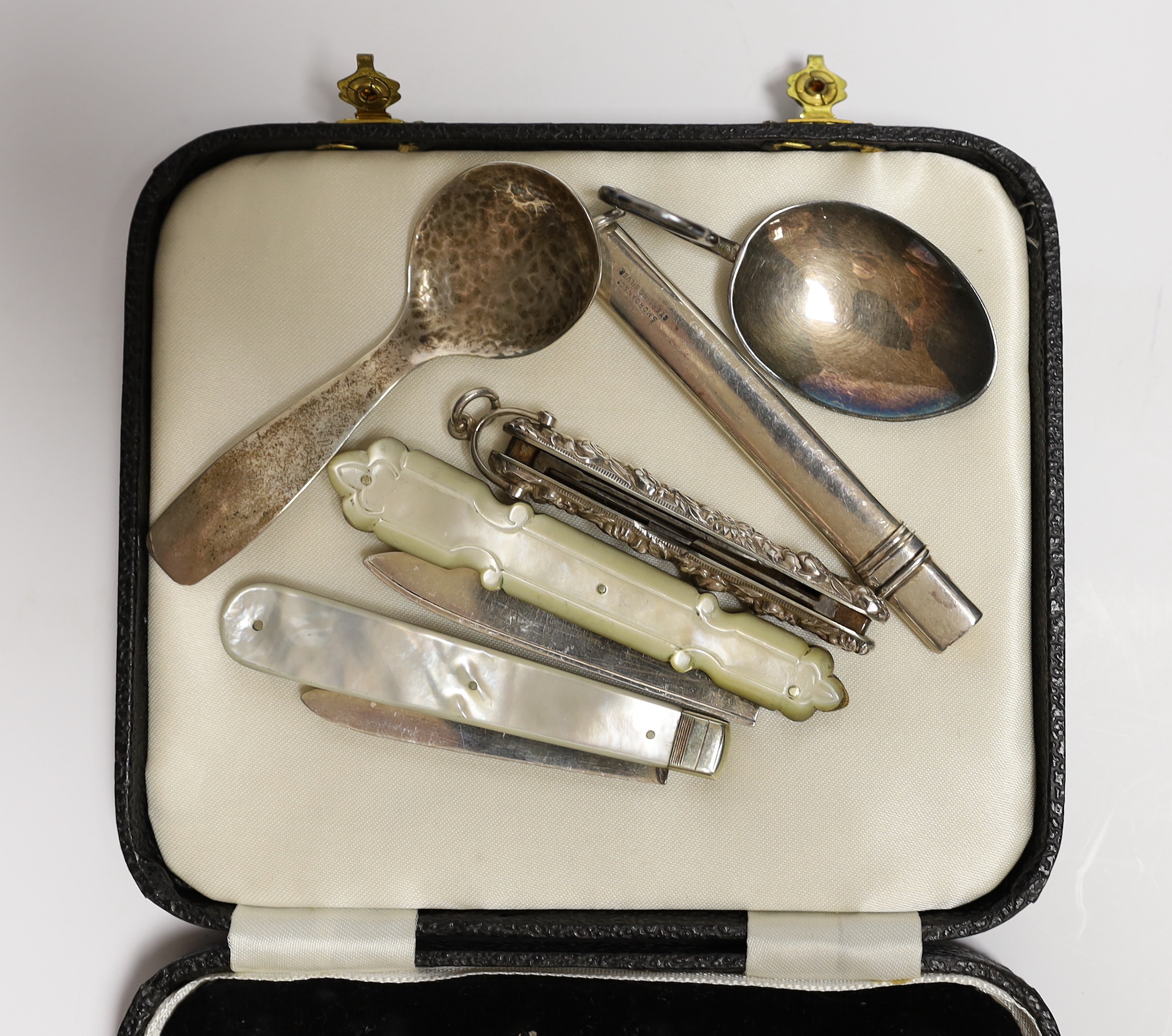 Sundry small silver including a modern planished caddy spoon by Bruce Stevenson, 86mm, one other small caddy spoon, maker C.A.P., a cased set of six silver coffee spoons and four other items including fruit knives.